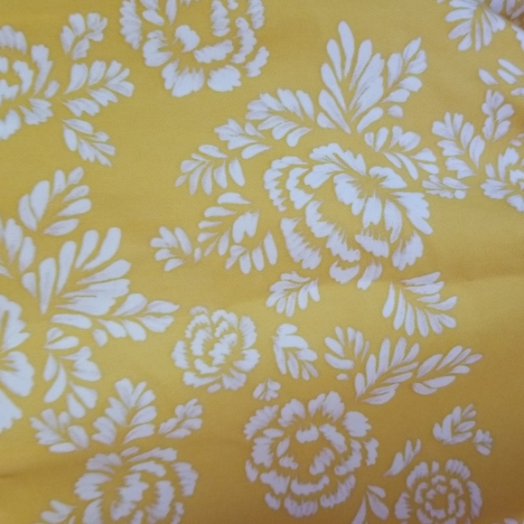 FRESH AND FLORAL❣️Adorable yellow and white floral crop style top - Picture 7 of 8